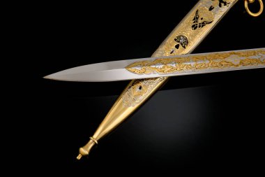 Hatıra olarak siyah kınalı gümüş altın bir hançer. Orta çağ tarzında geleneksel Kelt modellerine sahip lüks silahlar..