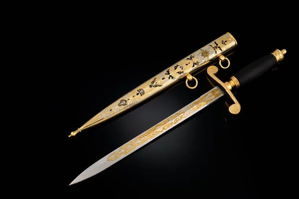 Pamiątkowy Srebrny Złoty Sztylet Pochwą Czarno Luksusowa Broń Tradycyjnymi Celtyckimi — Zdjęcie stockowe