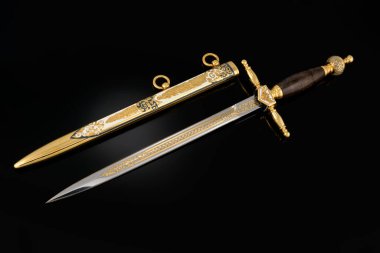 Hatıra olarak, siyah zemin üzerine metal oymalı, kınalı gümüş altın hançer kılıfı. Ortaçağ tarzında geleneksel desenli lüks silahlar..