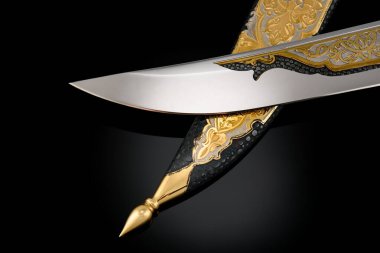 Hatıra olarak, siyah zemin üzerine metal oymalı, kınalı gümüş altın hançer kılıfı. Ortaçağ tarzında geleneksel desenli lüks silahlar..