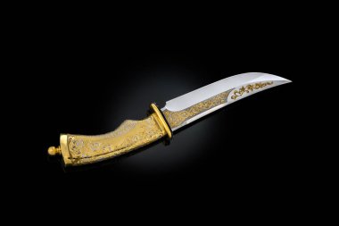 Hatıra olarak, siyah zemin üzerine metal oymalı, kınalı gümüş altın hançer kılıfı. Ortaçağ tarzında geleneksel desenli lüks silahlar..