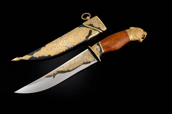 Suvenýr Sbírkový Stříbrný Zlatý Nůž Pochvou Kovovou Rytinou Černém Pozadí — Stock fotografie