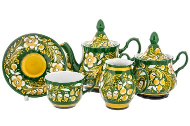 Geleneksel Rus halk aletlerinden oluşan yeşil altın çay seti. Beyaz arkaplanda el yapımı Khokhloma tarzı çiçek süsü bulunan tabaklar.