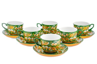 Bir çift eski geleneksel Rus halk oyuncağı seti. Tabak tabağı ve fincanda beyaz arka planda izole edilmiş Khokhloma tarzı el yapımı çiçek süsü var..