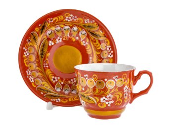 Bir çift Eski Geleneksel Rus halk oyuncakları. Tabak tabağı ve fincanda beyaz arka planda izole edilmiş Khokhloma tarzı el yapımı çiçek süsü var..
