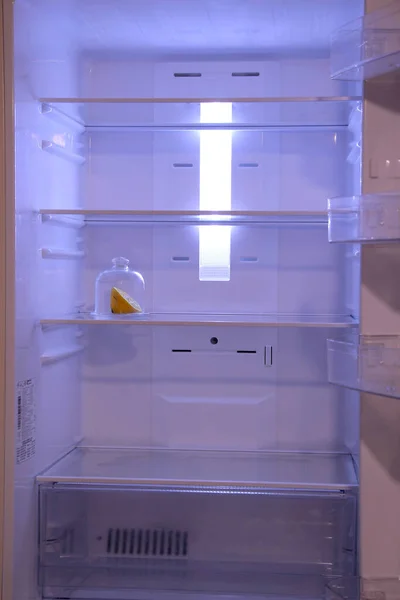Medio Limón Bandeja Refrigerador Abierto Vacío Abra Refrigerador Vacío Mientras — Foto de Stock