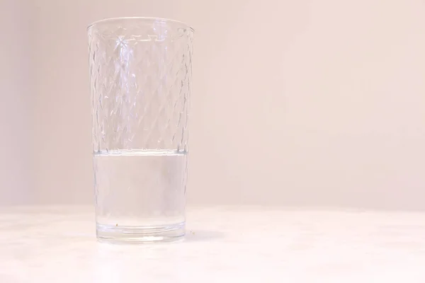 Verre Gaufré Verre Avec Eau Douce — Photo