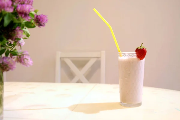 Delicious Strawberry Cocktail Stands Table Transparent Glass Space Text — 图库照片