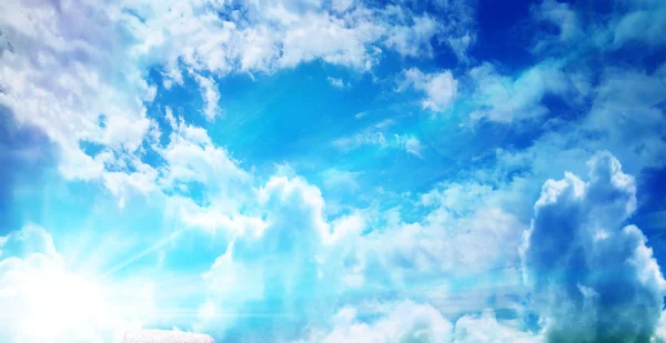 Cielo blu con nuvole e sole. — Foto Stock