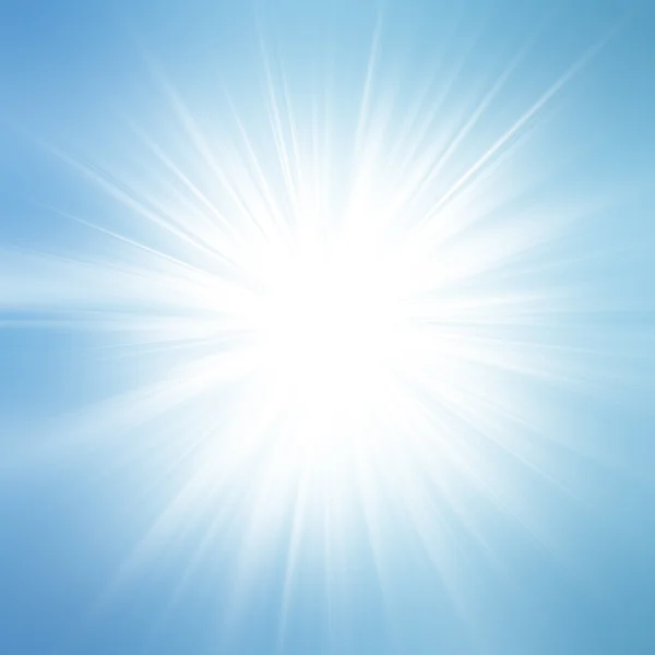 Zon op blauwe hemel met lenzen flare — Stockfoto