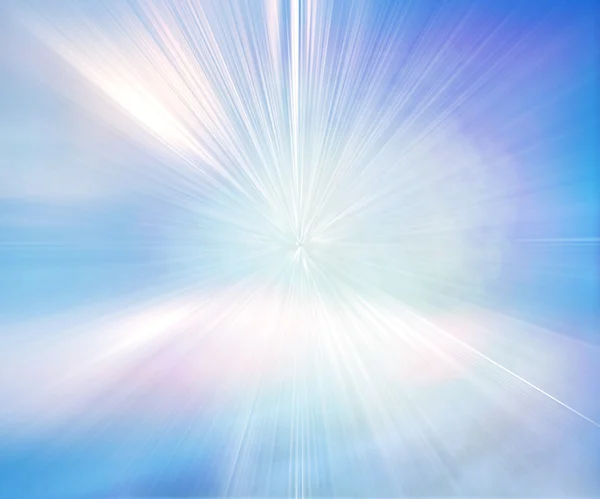 Солнце на голубом небе с бликами от линз — стоковое фото