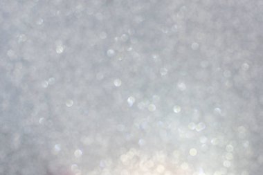 Gümüş ve beyaz bokeh ışıkları söndü. soyut arkaplan