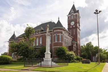 Arkadelthe, Arkansa, ABD - Junio 28, 2021: Konfederasyon anıtının bulunduğu Tarihi Clark İlçe Mahkemesi.