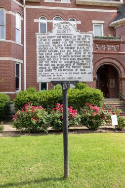 Arkadelthe, Arkansa, ABD - Junio 28, 2021: The Historic Clark County Adliyesi, ilçe tarihi ile imzalandı