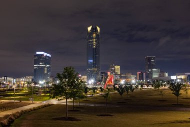 Oklahoma City, Oklahoma, ABD - 15 Nisan 2021: Scissortail Park 'ta görülen şehir merkezi manzarası