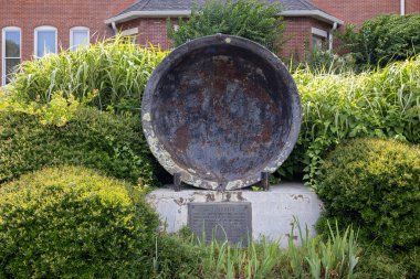 Arkadelthe, Arkansa, ABD - Junio 28, 2021: Clark County Adliyesi 'nin yanındaki Salt Kettle sergileniyor