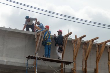 Matamoros, Tamaulipas, Meksika - 27 Şubat 2013: Bir darağacında Meksika Köprüsü inşaat ekibi,