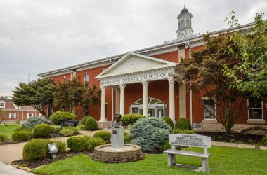 Charleston, Missouri, ABD - 18 Ağustos 2021: The Mississippi County Adliyesi, Warren E. Hearnes Anıt Bankı