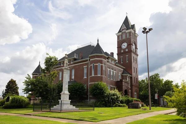 アメリカ アーカンソー州アーカンサ 2021年6月28日先史時代のクラーク郡庁舎とその前景にある南軍記念碑 — ストック写真
