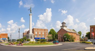 Angola, Indiana, ABD - 21 Ağustos 2021: Şehir merkezindeki Steuben County Askerler Anıtı, Adliye ve iş bölgesi