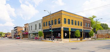 Auburn, Indiana, ABD - 21 Ağustos 2021: İş ilçe adliyesinin yanındaki 9. cadde boyunca