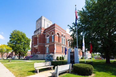 Bloomfield, Indiana, ABD - 20 Ağustos 2021: Uçaksavar silahları ve ön planda gazi merasimi bulunan Greene County Adliyesi