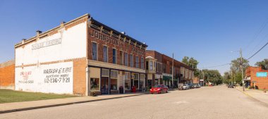 Montezuma, Indiana, ABD - 28 Eylül 2021: Washington Caddesi boyunca eski iş bölgesi
