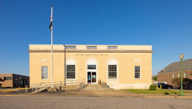 Prescott, Arkansas, ABD - 26 Eylül 2021: Elm Caddesi 'ndeki tarihi ABD Posta Ofisi Binası