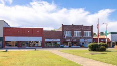 Des Arc, Arkansas, ABD - 18 Ekim 2021: Ana cadde boyunca eski iş bölgesi