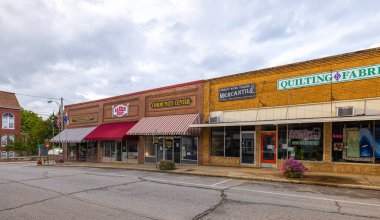 Doniphan, Missouri, ABD - 1 Ekim 2021: Eski iş Washington St boyunca sürükleniyor