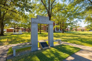 Ashdown, Arkansas, ABD - 26 Eylül 2021: Tarihi Little River County Adliyesi ve savaş anıtı