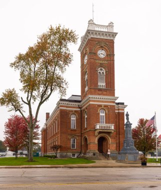 Wauseon, Ohio, ABD - 24 Ekim 2021: Fulton İlçe Mahkemesi, sonbahar dönemi