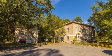 De Valls Bluff, Arkansas, ABD - 18 Ekim 2021: The Historic Prairie County Adliyesi ve Şerif Deposu