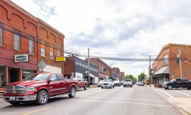 Anna, Illinois, ABD - 1 Ekim 2021: Ana Cadde 'deki eski işletme bölgesinden geçenler