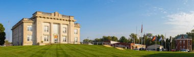 Louisville, Illinois, ABD - 1 Ekim 2021 Tarihi Clay County Adliyesi ve Gaziler Anıtı