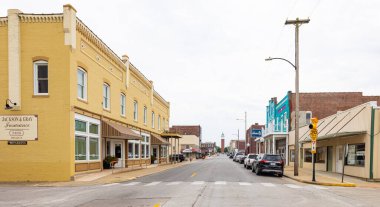 Marion, Illinois, ABD - 18 Ağustos 2021: Market Caddesi 'ndeki eski iş bölgesi, arka planda eski saat kulesi