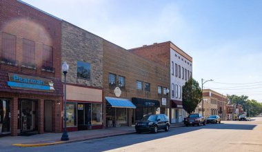 Paris, Illinois, ABD - 28 Eylül 2021: Court Caddesi 'ndeki eski İş Bölgesi