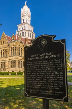 Paris, Illinois, ABD - 28 Eylül 2021 Tarihsel Edgar İlçesi Adliyesi ve plaketi Edgar İlçesi 'ndeki Siyonlar Kampı Yürüyüşü' nün tarihini anlatıyor.