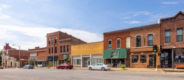 McLeansboro, Illinois, ABD - 1 Ekim 2021: Washington Caddesi 'ndeki eski iş bölgesi