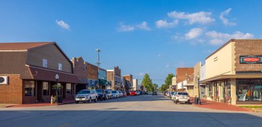 Metropolis, Illinois, ABD - 24 Ağustos 2021: Market Caddesi 'ndeki eski iş bölgesi