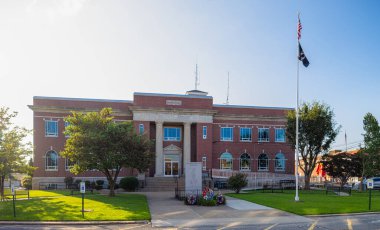 Metropolis, Illinois, ABD - 24 Ağustos 2021: Tarihi Massac İlçe Mahkemesi ve Vietnam Gazileri Anıtı