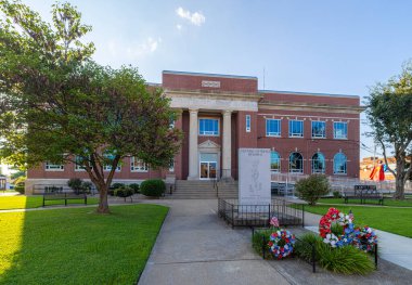 Metropolis, Illinois, ABD - 24 Ağustos 2021: Tarihi Massac İlçe Mahkemesi ve Vietnam Gazileri Anıtı