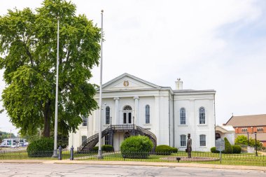 Mount Vernon, Illinois, ABD - 18 Ağustos 2021 Abraham Lincoln heykeli ile Tarihi Temyiz Mahkemesi
