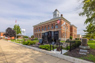 Marshall, Illinois, ABD - 18 Ağustos 2021 Tarihsel Clark County Adliyesi ve ön planda Savaş Anıtı