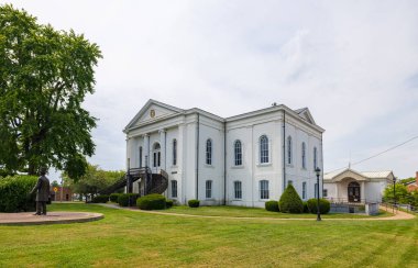 Mount Vernon, Illinois, ABD - 18 Ağustos 2021 Abraham Lincoln heykeli ile Tarihi Temyiz Mahkemesi
