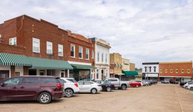 Viyana, Illinois, ABD - 1 Ekim 2021: Court Caddesi 'ndeki eski iş bölgesi