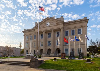 Olney, Illinois, ABD - 1 Ekim 2021 Richland Eyalet Mahkemesi ve Savaş Anıtı