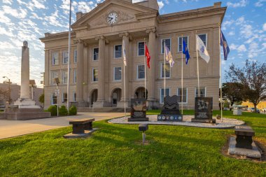 Olney, Illinois, ABD - 1 Ekim 2021 Richland Eyalet Mahkemesi ve Savaş Anıtı