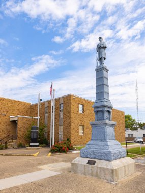 Mount Carmel, Illinois, ABD - 1 Ekim 2021 Wabash County Adliyesi ve İç Savaş Anıtı