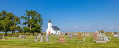 Omaha, Illinois, ABD - 24 Ağustos 2021 Sawneetown New Haven Yolu üzerindeki Tarihi Asbury Mezarlığı ve Kilisesi